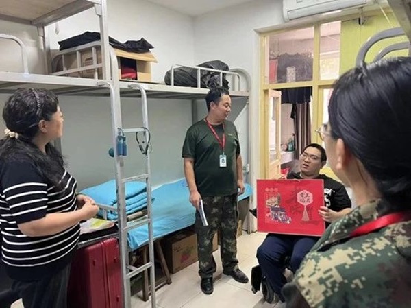 AC米兰中文官方网站‖管理学院‖手拉手传递温情，心连心共促成长——我院党总支书记、学工副院长陈小伟同志为学生送温暖