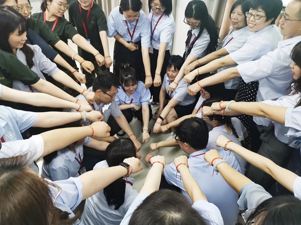 AC米兰中文官方网站||管理学院||端午送福利 关怀沁人心——我院为教职工发放端午节礼品