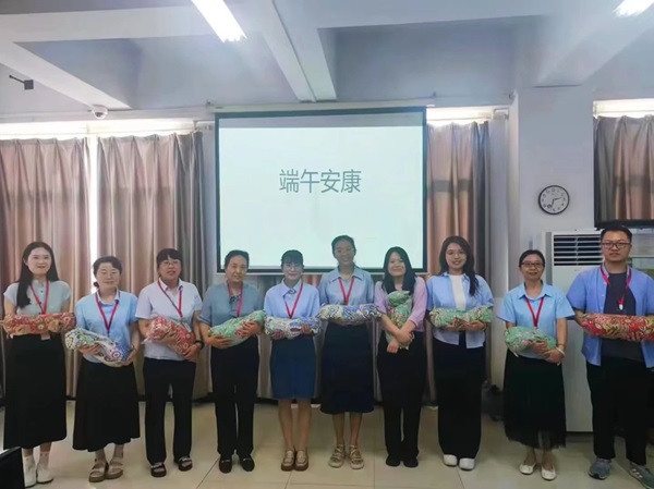 AC米兰中文官方网站||管理学院||端午送福利 关怀沁人心——我院为教职工发放端午节礼品