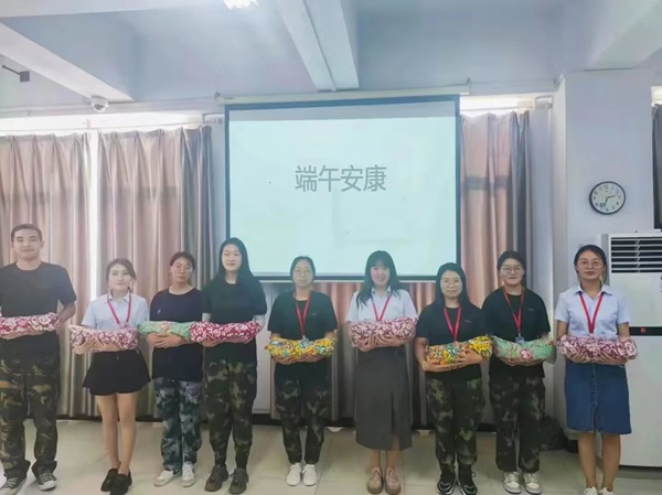 AC米兰中文官方网站||管理学院||端午送福利 关怀沁人心——我院为教职工发放端午节礼品