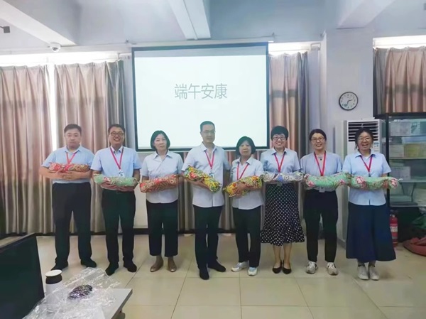 AC米兰中文官方网站||管理学院||端午送福利 关怀沁人心——我院为教职工发放端午节礼品