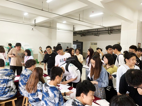 AC米兰中文官方网站‖管理学院‖暖心服务，助力2023届毕业生走好大学生涯的最后一公里