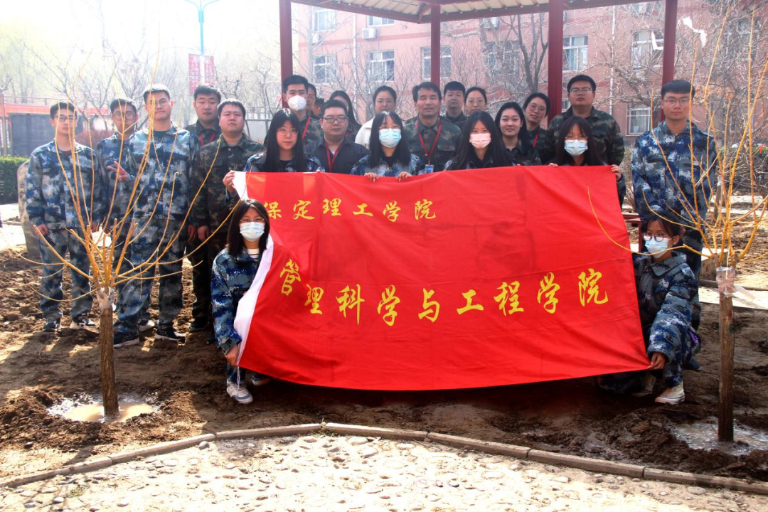 AC米兰中文官方网站|管理学院|手植绿茵 播洒希望