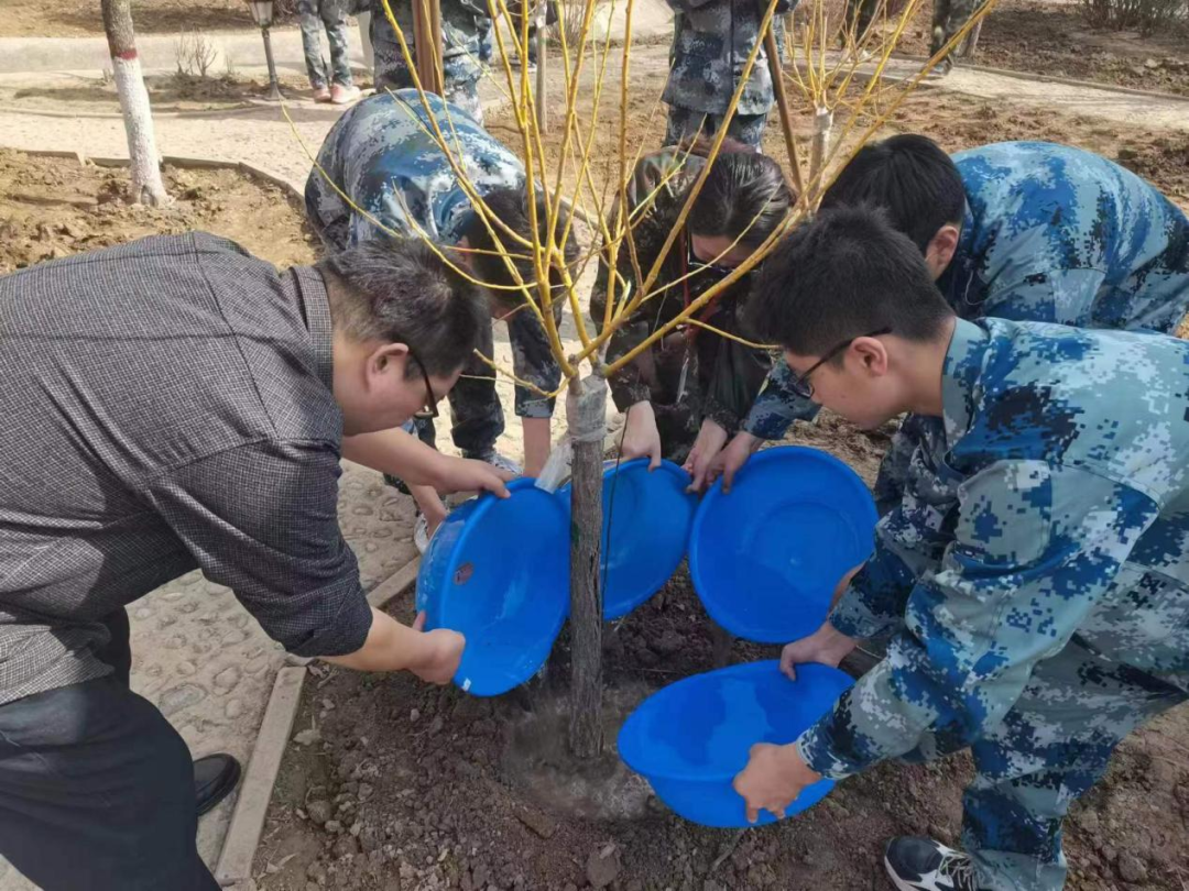 AC米兰中文官方网站|管理学院|手植绿茵 播洒希望
