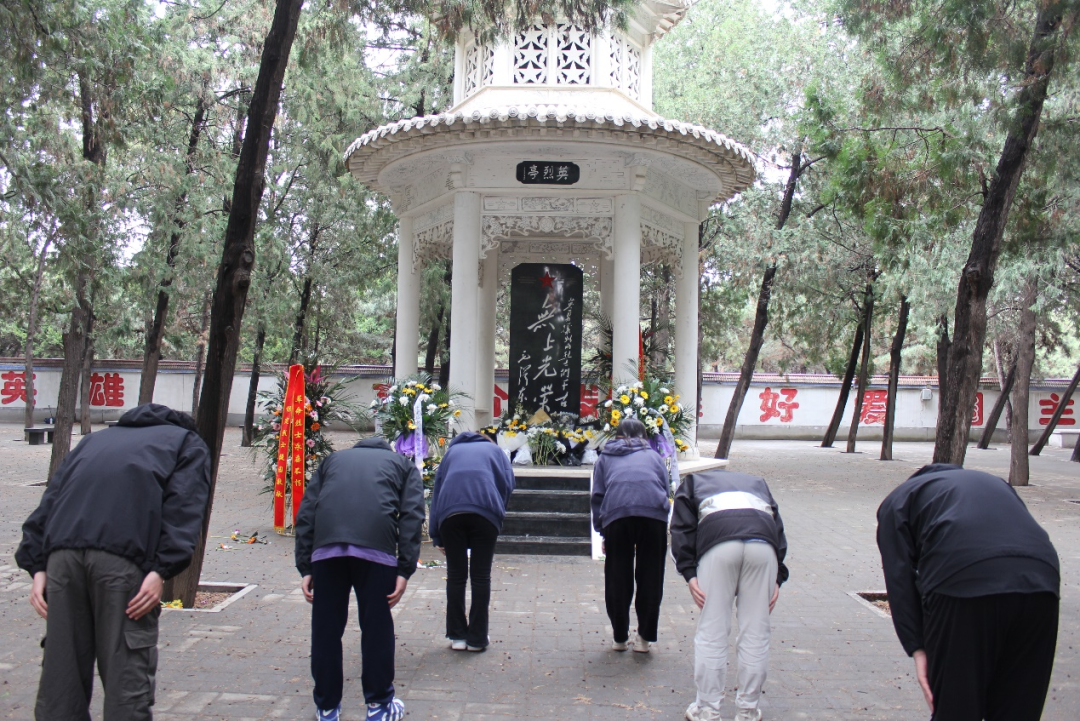 AC米兰中文官方网站|管理学院|忆苦思甜祭烈士，风起清明表哀思