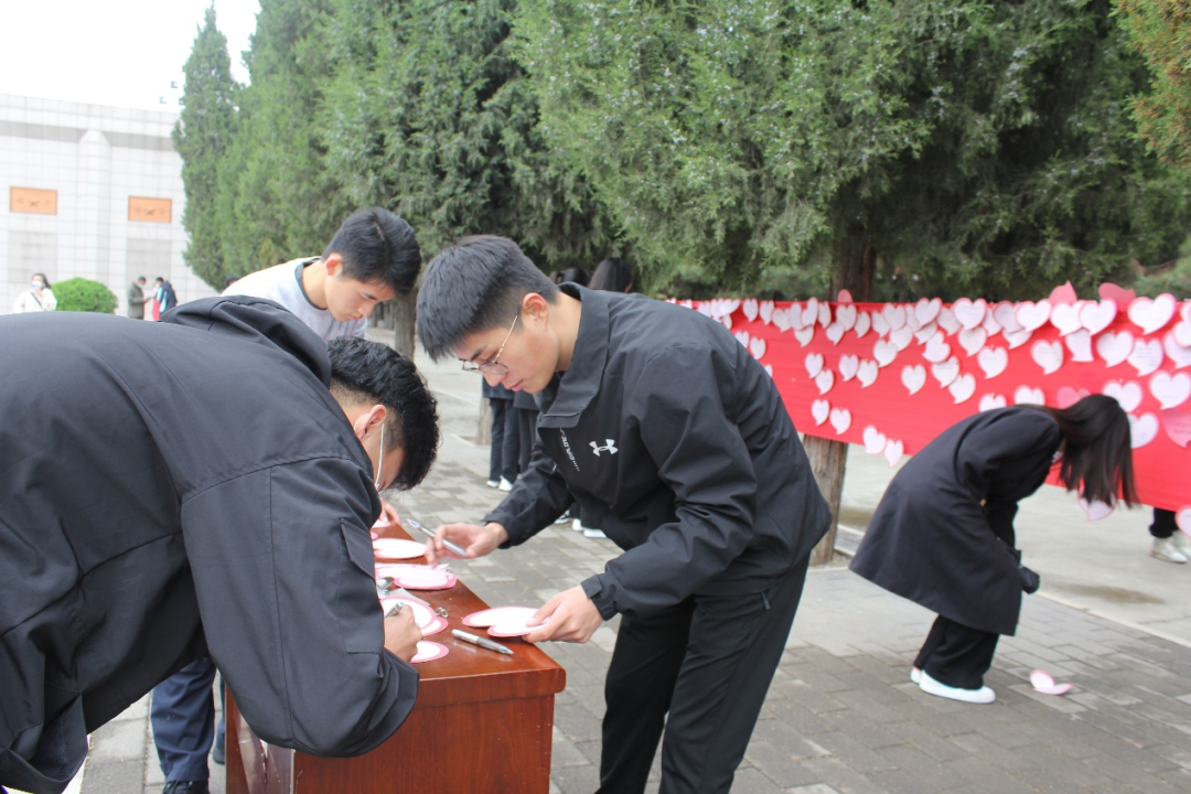 AC米兰中文官方网站|管理学院|忆苦思甜祭烈士，风起清明表哀思