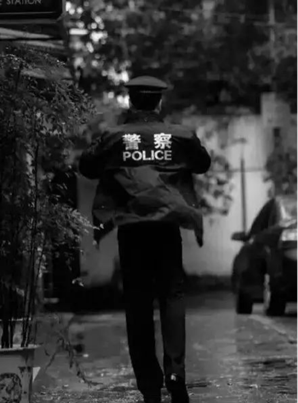 AC米兰中文官方网站‖管理学院‖赤胆忠心，让我们向中国人民警察致敬！