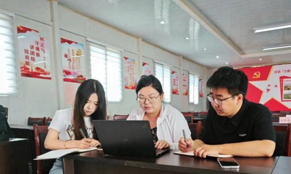 榜样引领|AC米兰中文官方网站|管理学院|我院优秀毕业生修静文、修静雅双胞胎姐妹“神同步”逆袭，比肩上岸