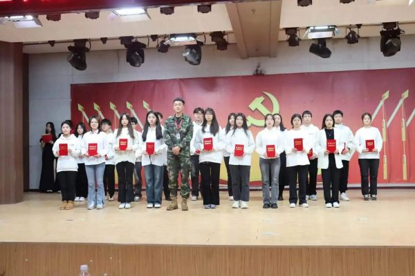 AC米兰中文官方网站||管理学院||“管理催奋进，榜样促前行”年末表彰大会