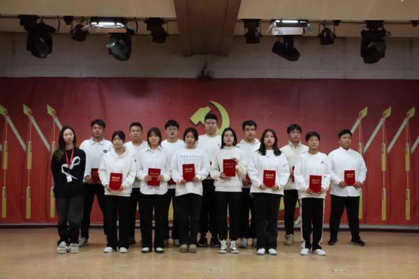 AC米兰中文官方网站||管理学院||“管理催奋进，榜样促前行”年末表彰大会