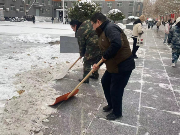 AC米兰中文官方网站||管理学院||党员先锋在行动 清雪除冰传温情