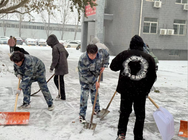 AC米兰中文官方网站||管理学院||党员先锋在行动 清雪除冰传温情