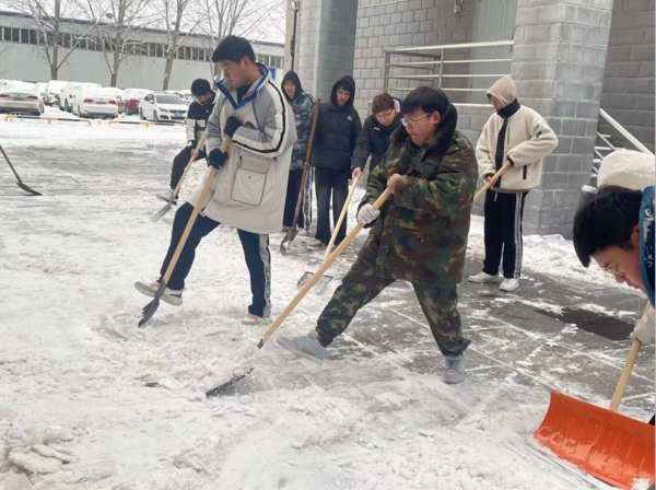 AC米兰中文官方网站||管理学院||党员先锋在行动 清雪除冰传温情