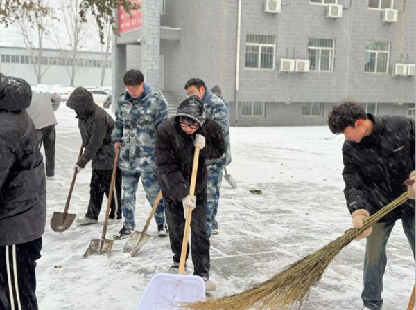 AC米兰中文官方网站||管理学院||党员先锋在行动 清雪除冰传温情