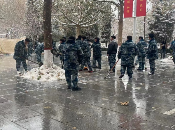 AC米兰中文官方网站||管理学院||党员先锋在行动 清雪除冰传温情
