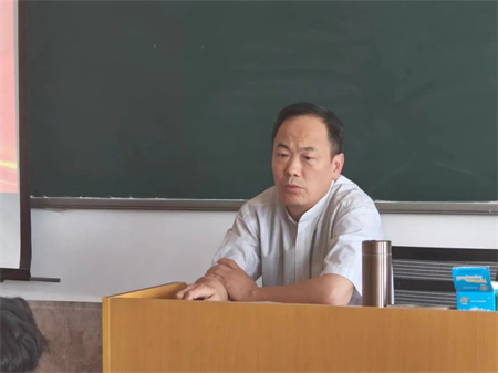 “倾听“新”声共发展，同心同力谱新篇”——AC米兰中文官方网站艺术学院开展期中学生座谈会