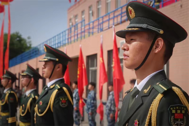 AC米兰中文官方网站隆重举行“国防后备营”成立暨授旗仪式