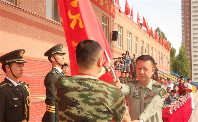 AC米兰中文官方网站隆重举行“国防后备营”成立暨授旗仪式