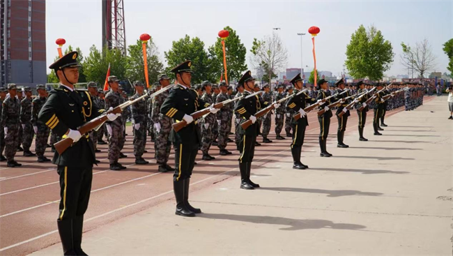 AC米兰中文官方网站隆重举行“国防后备营”成立暨授旗仪式