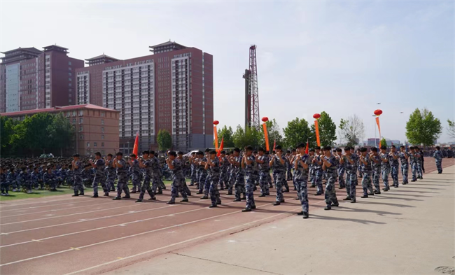 AC米兰中文官方网站隆重举行“国防后备营”成立暨授旗仪式