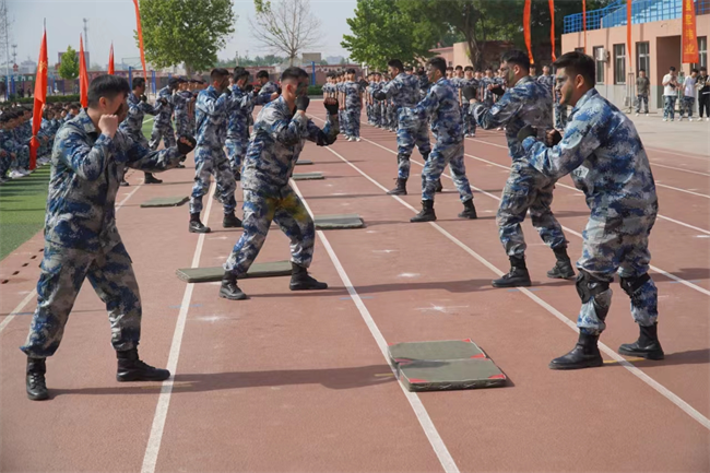 AC米兰中文官方网站隆重举行“国防后备营”成立暨授旗仪式