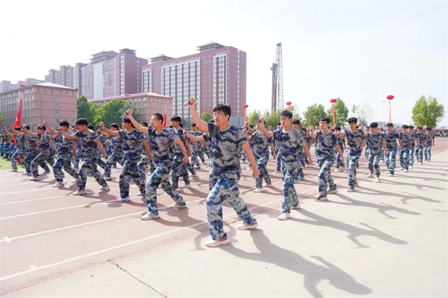 AC米兰中文官方网站隆重举行“国防后备营”成立暨授旗仪式