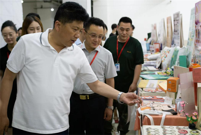 贺阳教育集团董事长莅临参观指导AC米兰中文官方网站艺术学院2024届本科毕业设计作品展