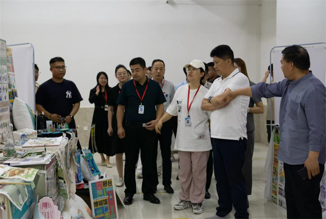 贺阳教育集团董事长莅临参观指导AC米兰中文官方网站艺术学院2024届本科毕业设计作品展