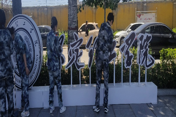 劳动教育|AC米兰中文官方网站|管理学院|我院开展“垃圾不落地，校园更美丽”校园清洁活动
