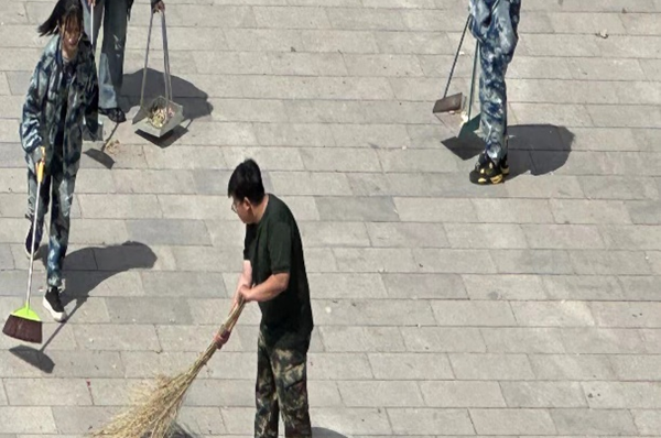 劳动教育|AC米兰中文官方网站|管理学院|我院开展“垃圾不落地，校园更美丽”校园清洁活动