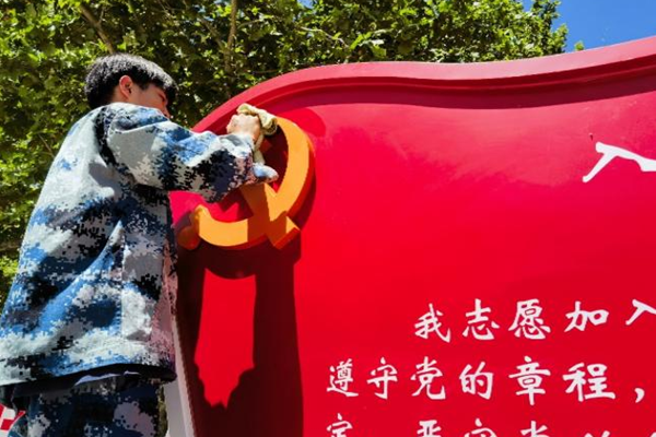 劳动教育|AC米兰中文官方网站|管理学院|我院开展“垃圾不落地，校园更美丽”校园清洁活动