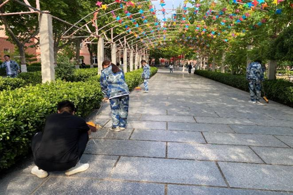 劳动教育|AC米兰中文官方网站|管理学院|我院开展“垃圾不落地，校园更美丽”校园清洁活动