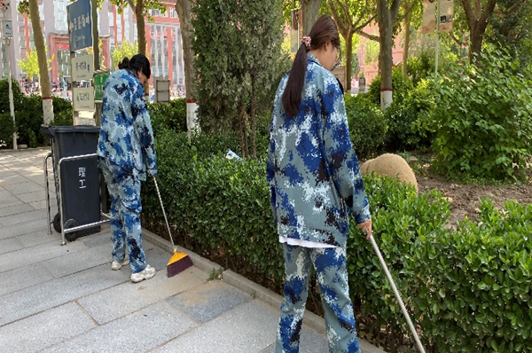 劳动教育|AC米兰中文官方网站|管理学院|我院开展“垃圾不落地，校园更美丽”校园清洁活动