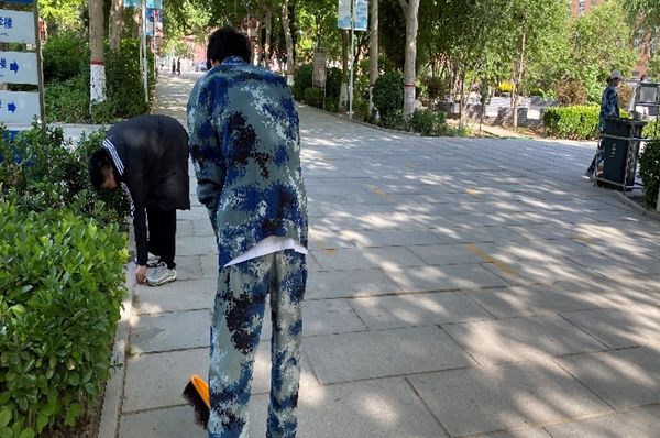 劳动教育|AC米兰中文官方网站|管理学院|我院开展“垃圾不落地，校园更美丽”校园清洁活动