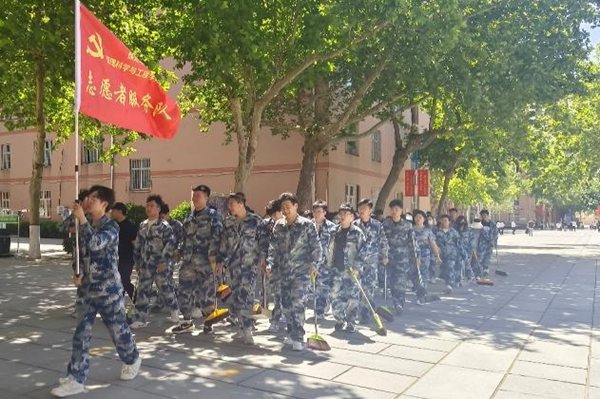 劳动教育|AC米兰中文官方网站|管理学院|我院开展“垃圾不落地，校园更美丽”校园清洁活动