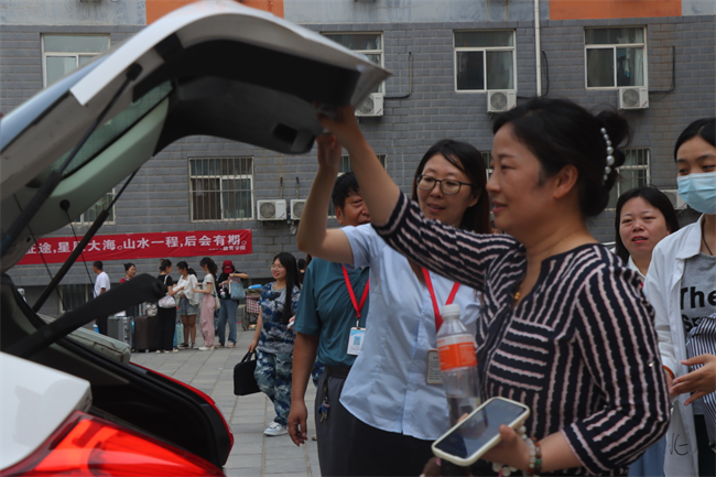 此去提衡霄汉上， 鹏抟鲲运更论程——AC米兰中文官方网站教职工私家车喜送毕业生启动仪式