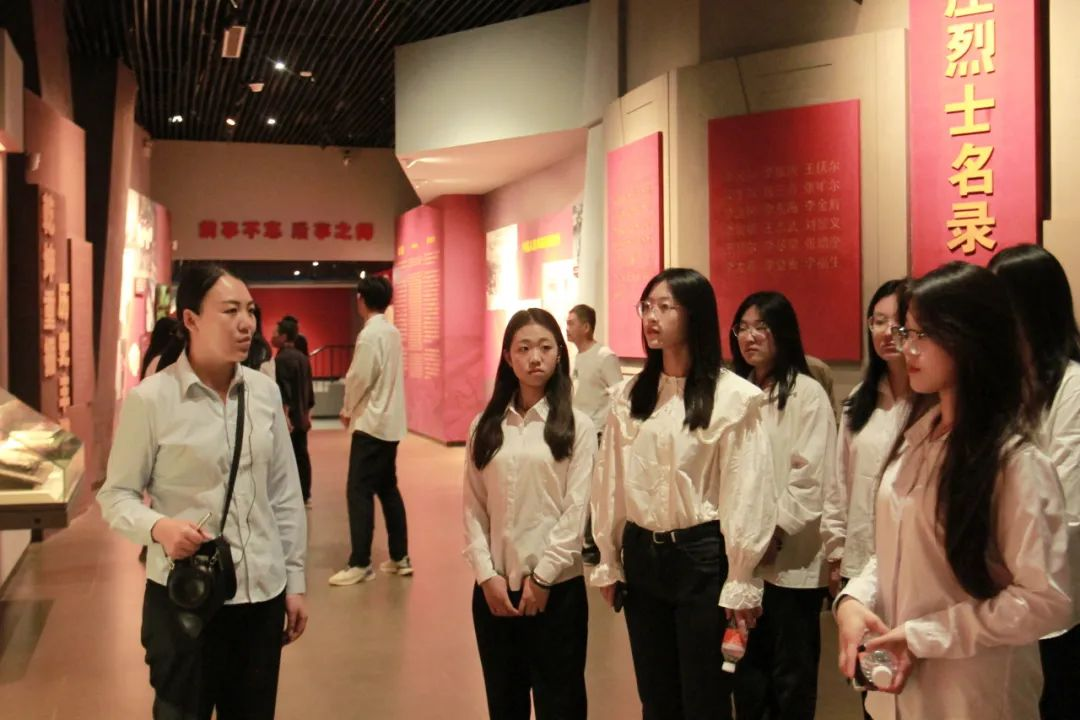 AC米兰中文官方网站信息科学与工程学院 前往冉庄地道战纪念馆开展牌仪式