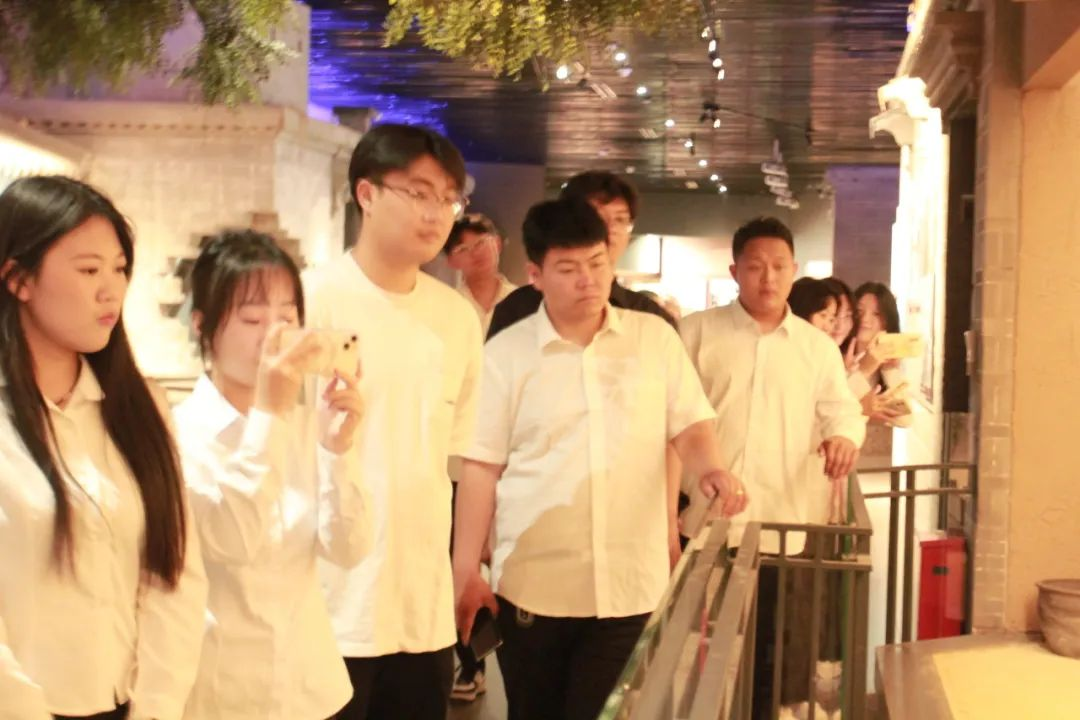AC米兰中文官方网站信息科学与工程学院 前往冉庄地道战纪念馆开展牌仪式