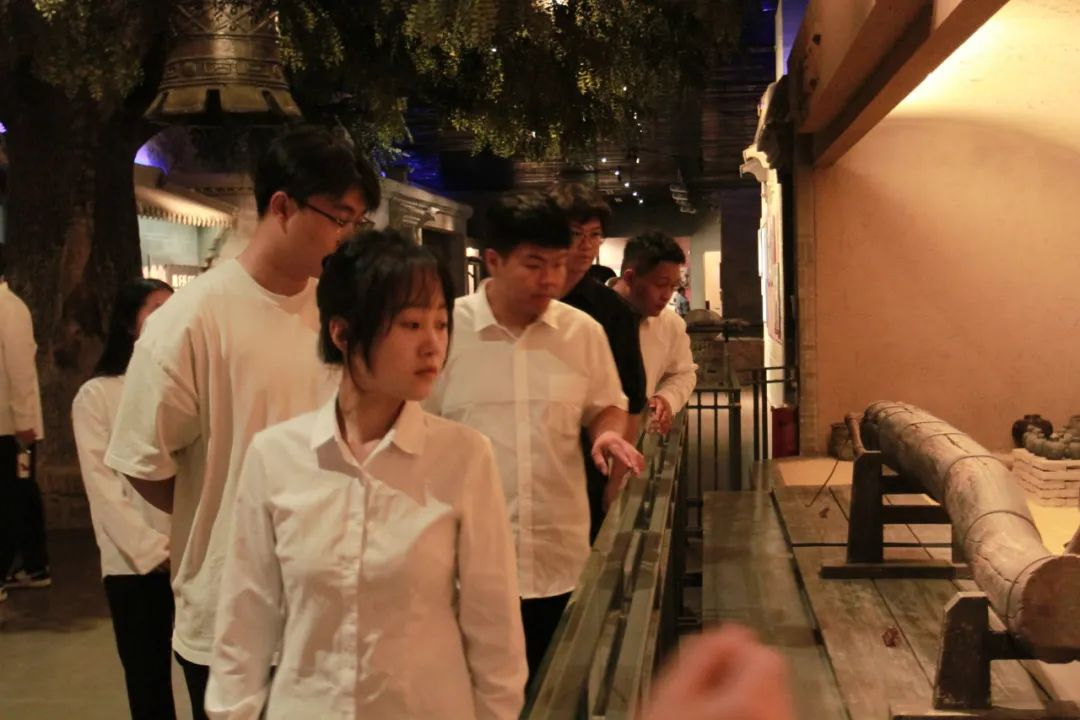 AC米兰中文官方网站信息科学与工程学院 前往冉庄地道战纪念馆开展牌仪式