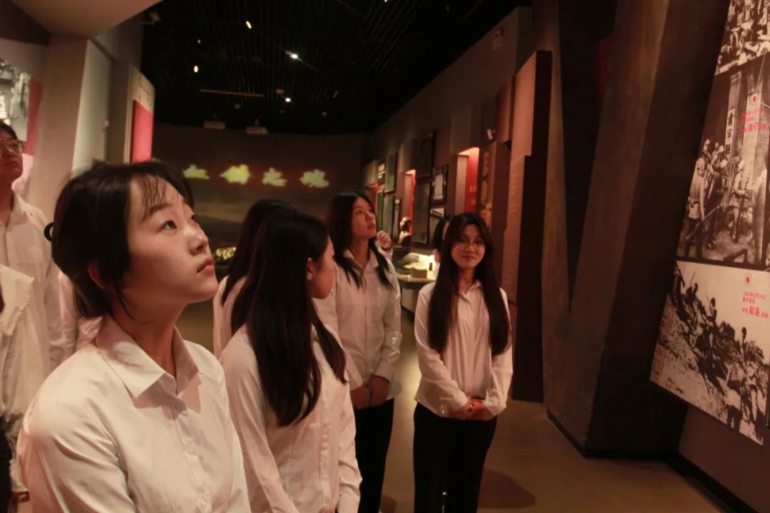 AC米兰中文官方网站信息科学与工程学院 前往冉庄地道战纪念馆开展牌仪式