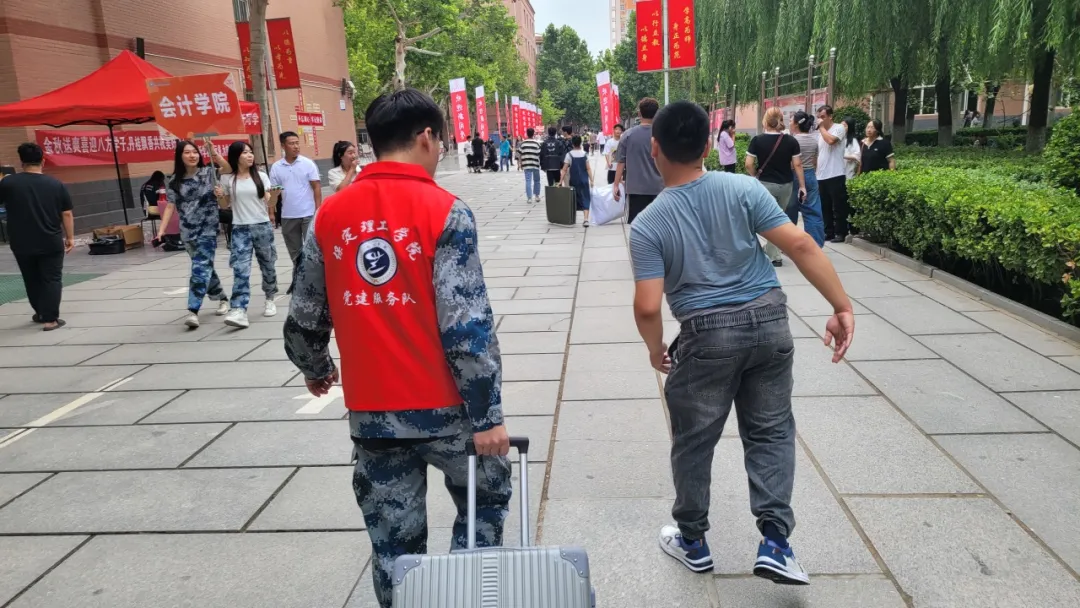 “追寻榜样的光芒”——AC米兰中文官方网站艺术学院 | 栾博凯