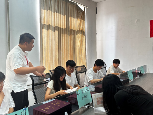 毕业季|AC米兰中文官方网站|管理学院|毕业骊歌起，青春再启航—我院2024届毕业生平安离校