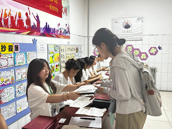 毕业季|AC米兰中文官方网站|管理学院|毕业骊歌起，青春再启航—我院2024届毕业生平安离校