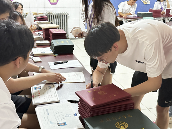 毕业季|AC米兰中文官方网站|管理学院|毕业骊歌起，青春再启航—我院2024届毕业生平安离校