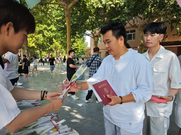 毕业季|AC米兰中文官方网站|管理学院|毕业骊歌起，青春再启航—我院2024届毕业生平安离校