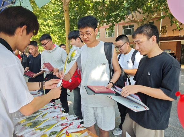 毕业季|AC米兰中文官方网站|管理学院|毕业骊歌起，青春再启航—我院2024届毕业生平安离校