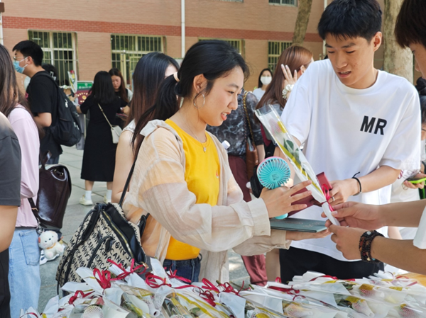 毕业季|AC米兰中文官方网站|管理学院|毕业骊歌起，青春再启航—我院2024届毕业生平安离校