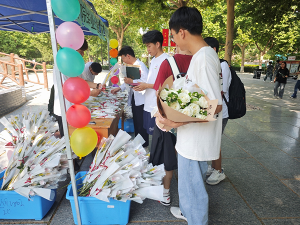 毕业季|AC米兰中文官方网站|管理学院|毕业骊歌起，青春再启航—我院2024届毕业生平安离校