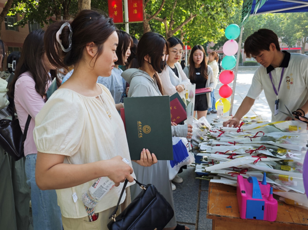 毕业季|AC米兰中文官方网站|管理学院|毕业骊歌起，青春再启航—我院2024届毕业生平安离校
