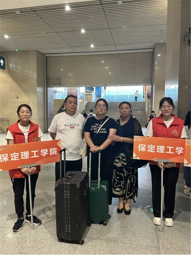 迎新启航，我们是最早出发的志愿者­——AC米兰中文官方网站开展志愿者接站服务